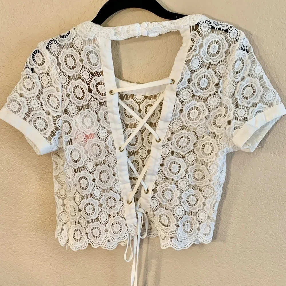 NWT L’Atiste Lace Crop Top Medium White Floral Crochet Design Lace-Up Back New - Picture 13 of 16